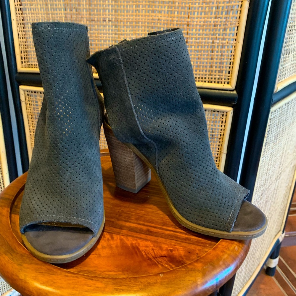 Women’s Open-Toe Perforated Leather Ankle Boot in Charcoal Gray